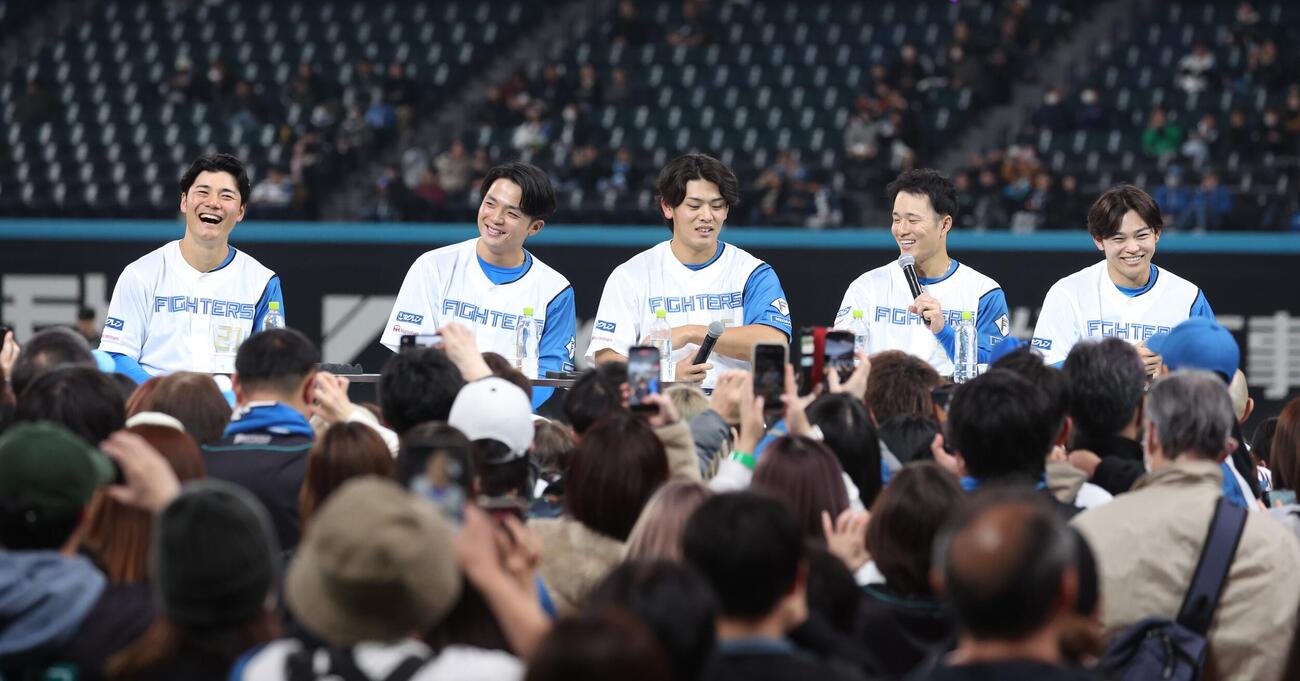 日本ハム対ヤクルト　試合後、トークショーをする左から清宮幸、郡司、野村、奈良間、田宮（撮影・黒川智章）