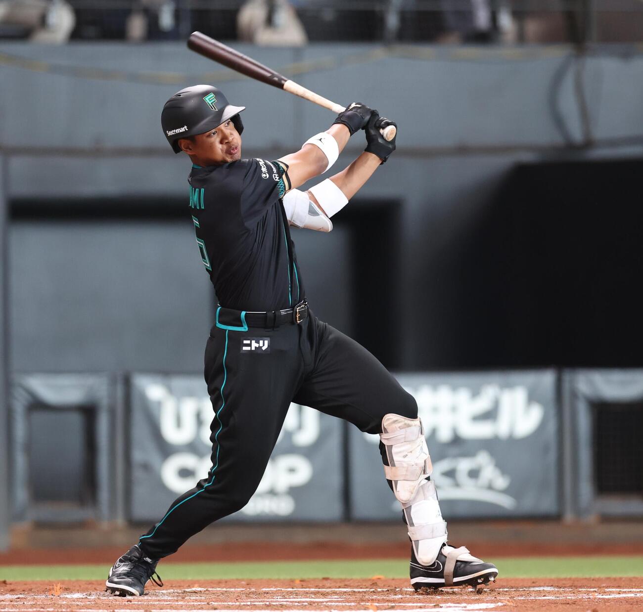 日本ハム対ヤクルト　2回裏日本ハム無死、中前打を放つ万波（撮影・黒川智章）