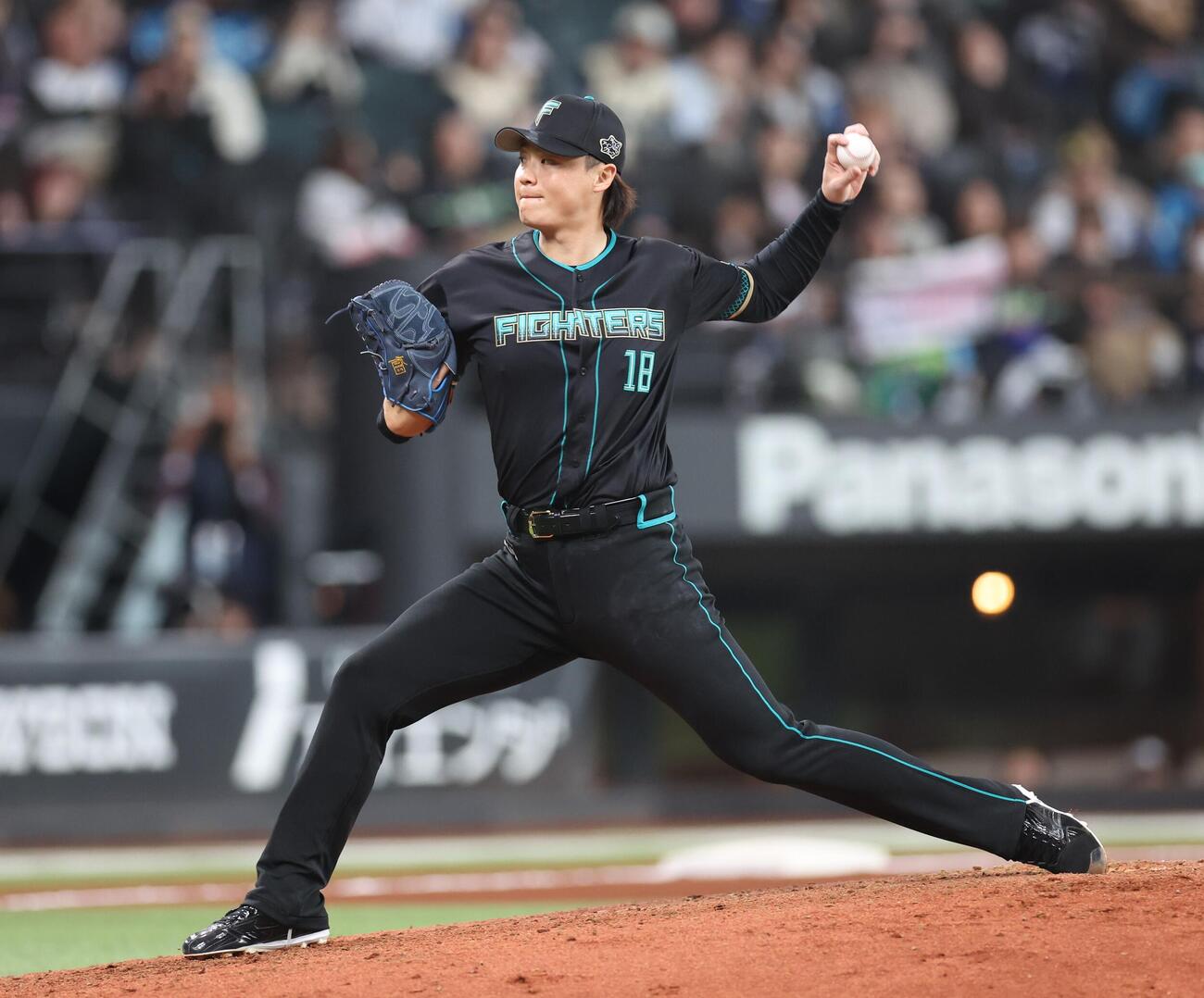 日本ハム対ヤクルト　8回途中から登板の山崎（撮影・黒川智章）