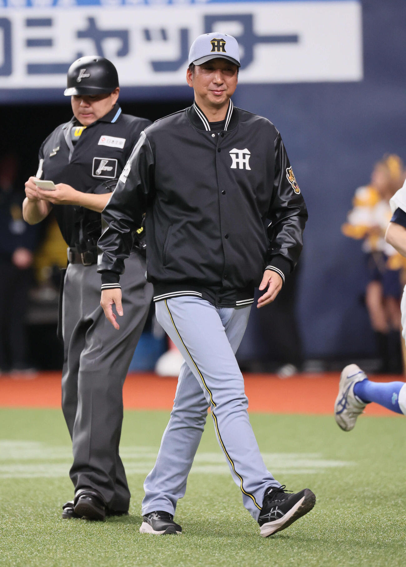 オリックス対阪神　7回表阪神攻撃終了、交代を告げる阪神藤川監督（撮影・宮崎幸一）
