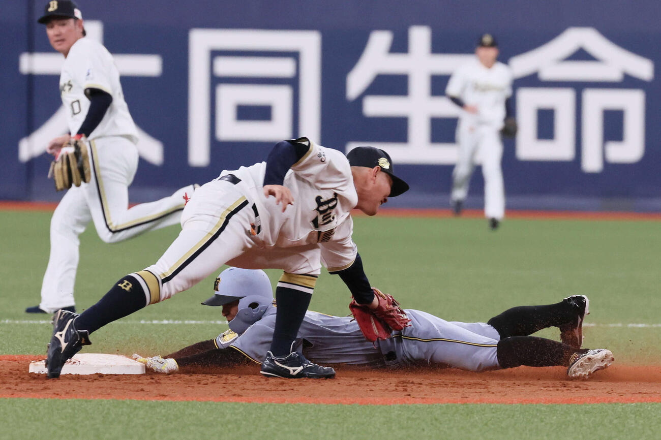 オリックス対阪神　9回表阪神無死一塁、熊谷は二盗を決める（撮影・宮崎幸一）