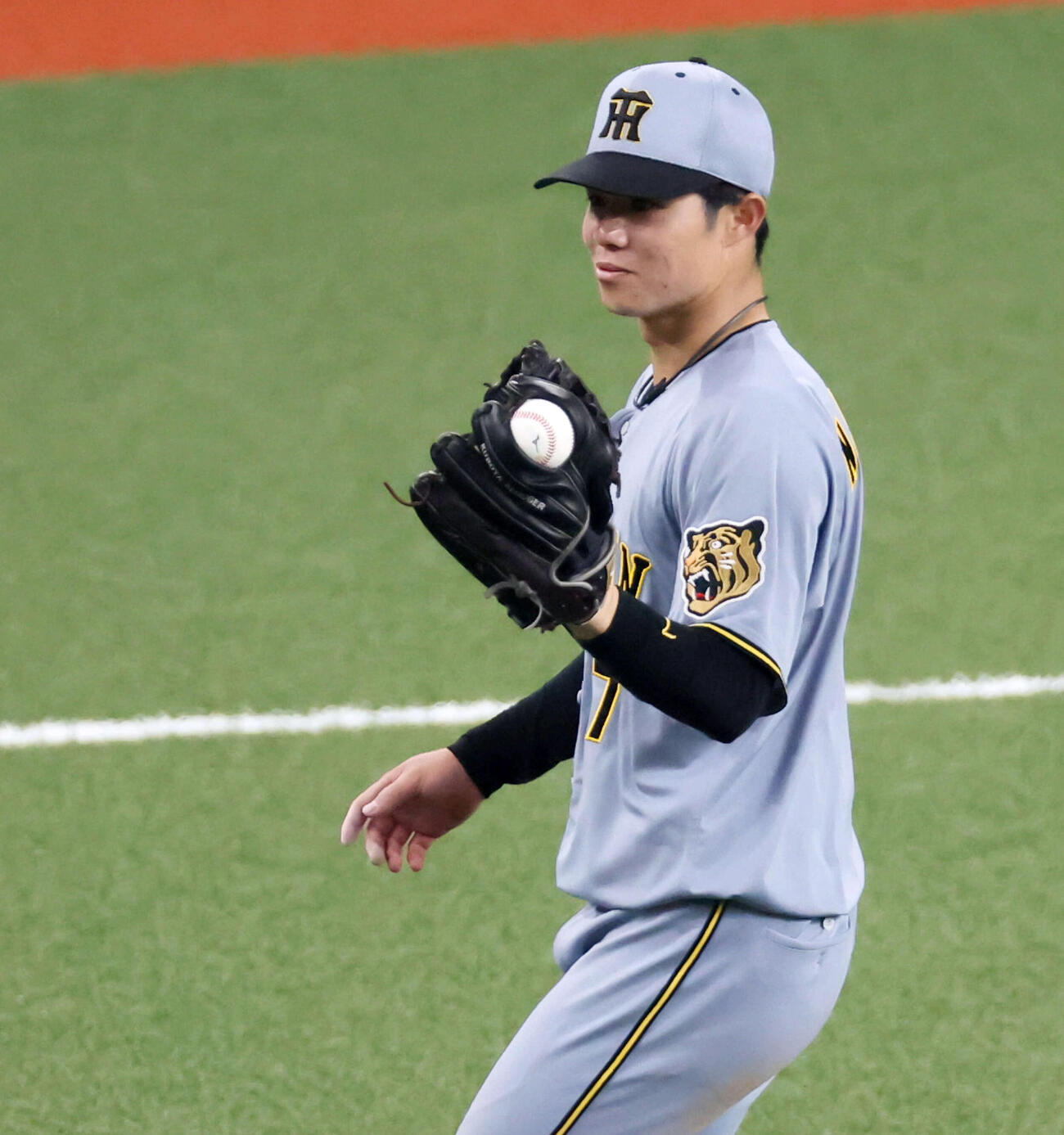 オリックス対阪神　4回裏オリックス1死、中野は西川の二直を捕球しボールがグラブの指の間から顔を出しびっくり？（撮影・加藤哉）
