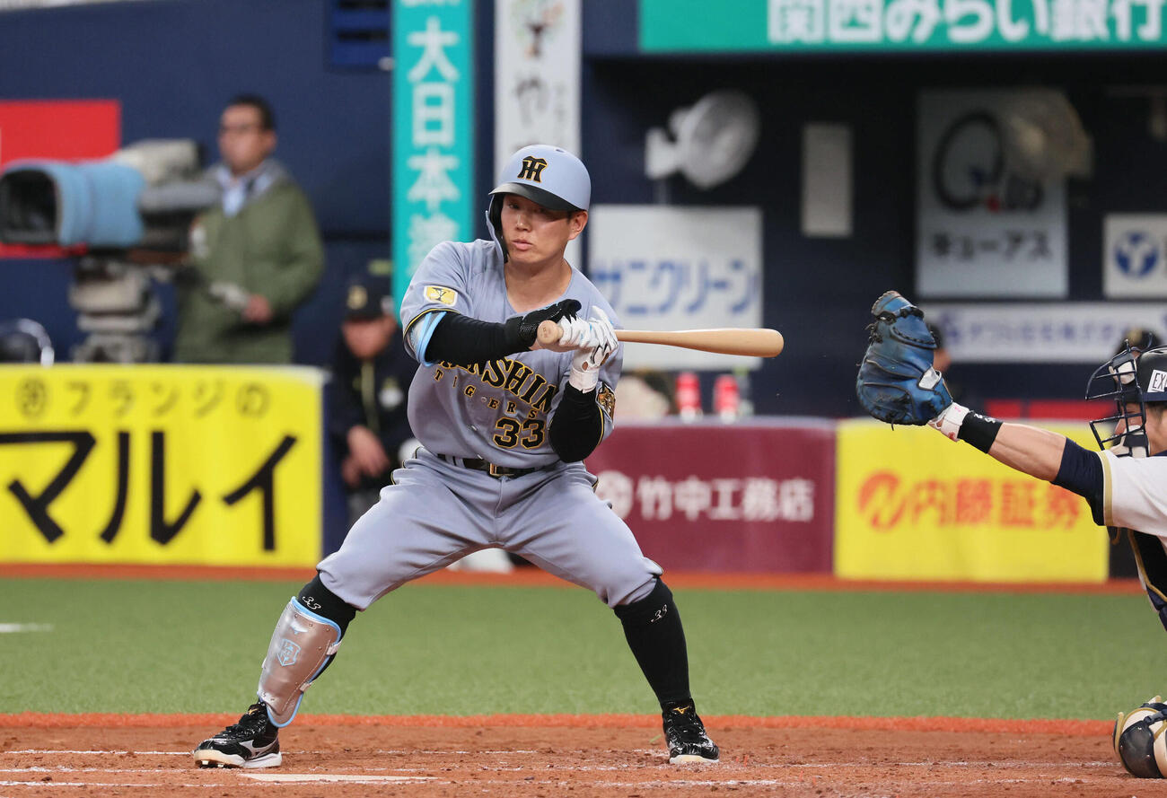 オリックス対阪神　5回表阪神2死二塁、代打糸原は四球を選ぶ（撮影・宮崎幸一）