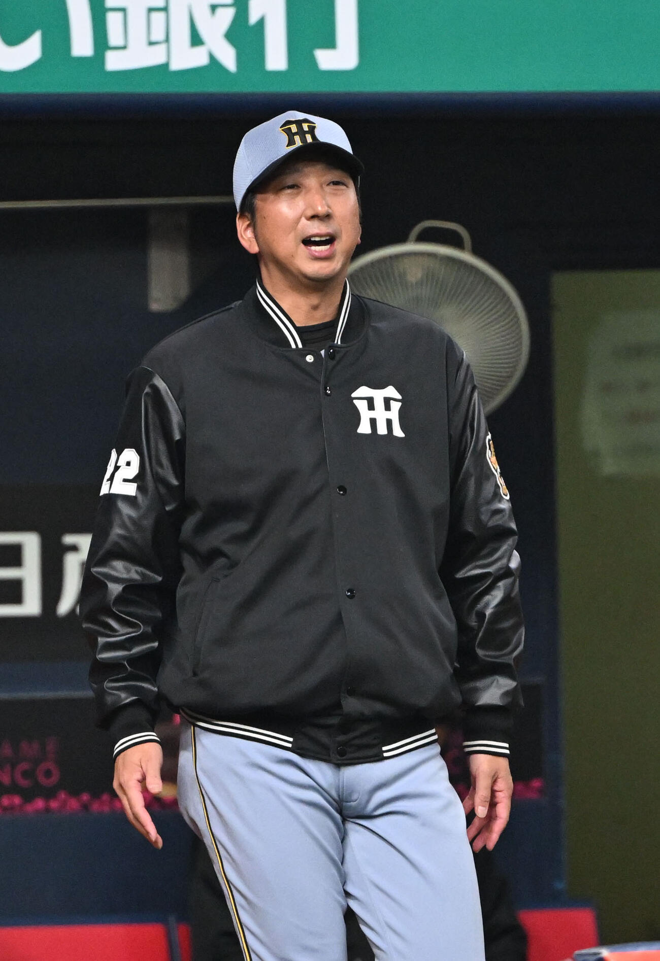オリックス対阪神　6回表を終え、選手の交代を告げる阪神藤川監督（撮影・和賀正仁）