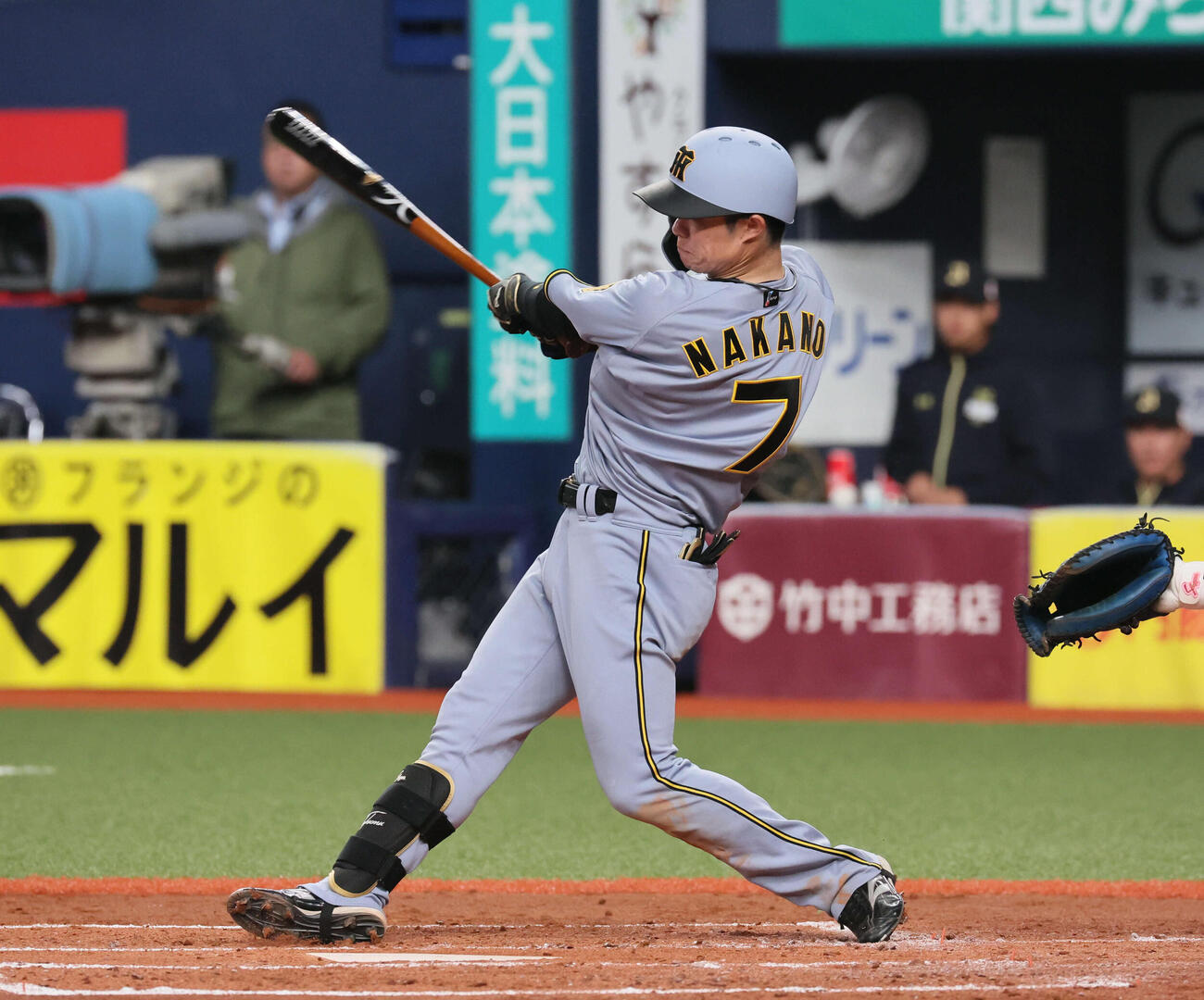 オリックス対阪神　4回表阪神無死、中野は右前打を放つ（撮影・宮崎幸一）