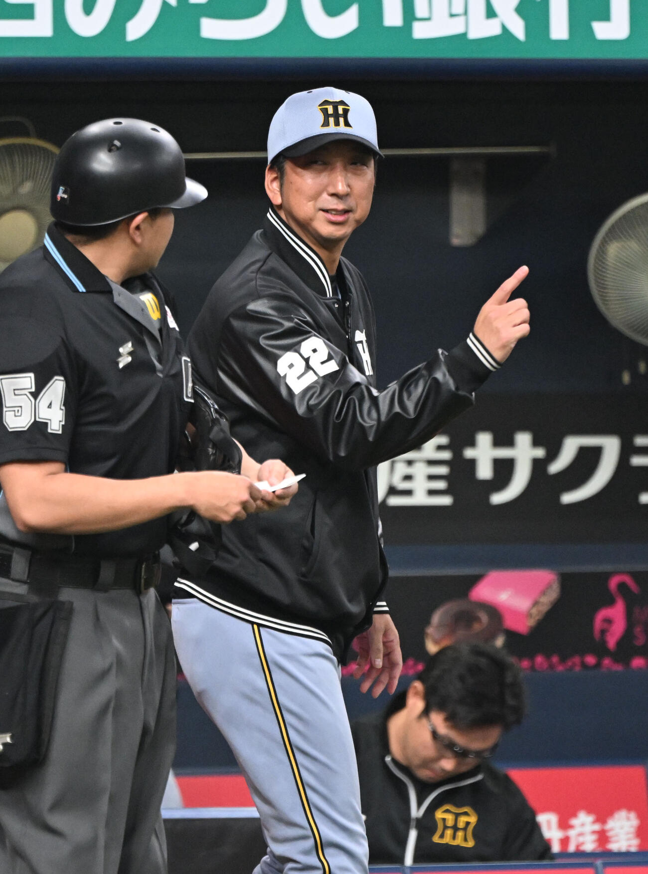 オリックス対阪神　8回表を終え、選手の交代を告げる阪神藤川監督（撮影・和賀正仁）