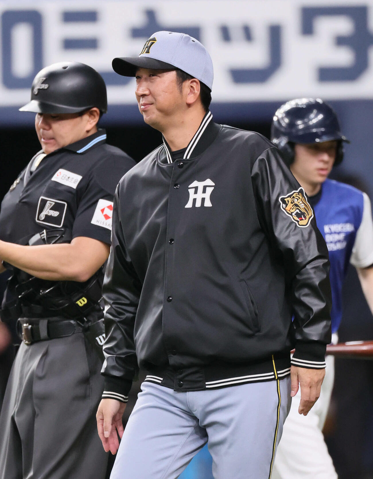 オリックス対阪神　7回表阪神攻撃終了、交代を告げる阪神藤川監督（撮影・宮崎幸一）