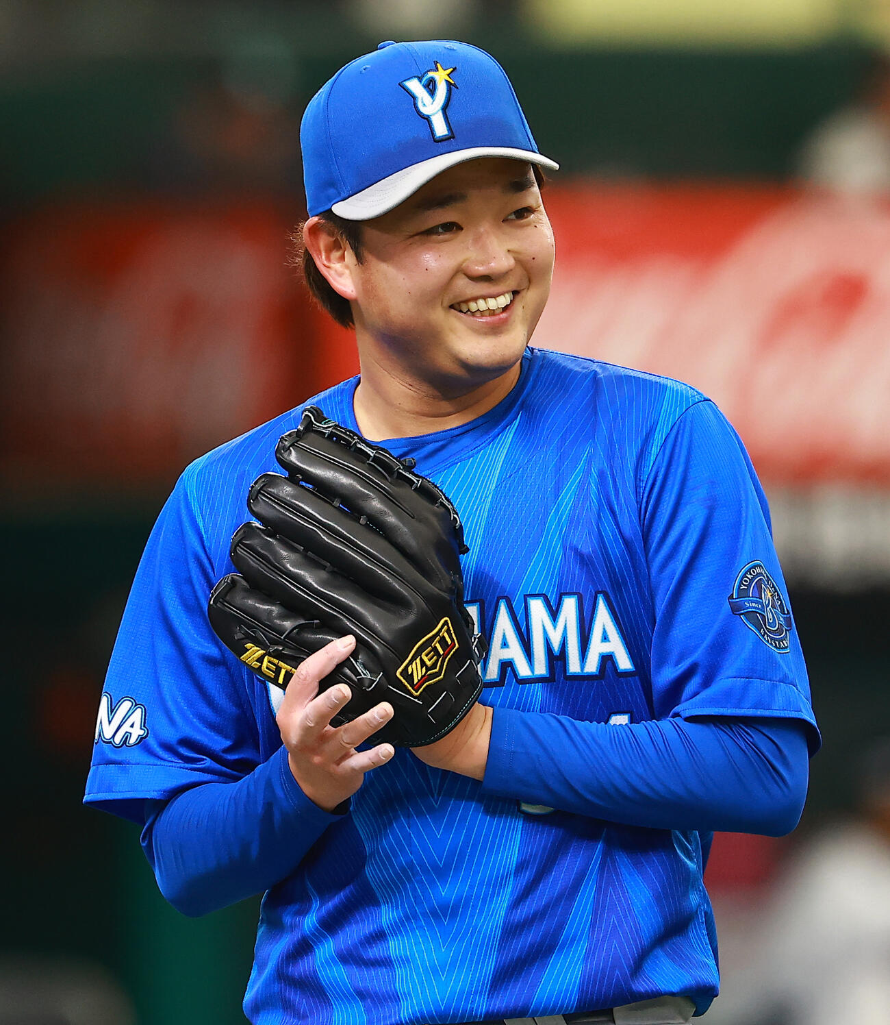 西武対DeNA 4回裏を終え、笑顔でベンチに戻るDeNA石田裕（撮影・野上伸悟）