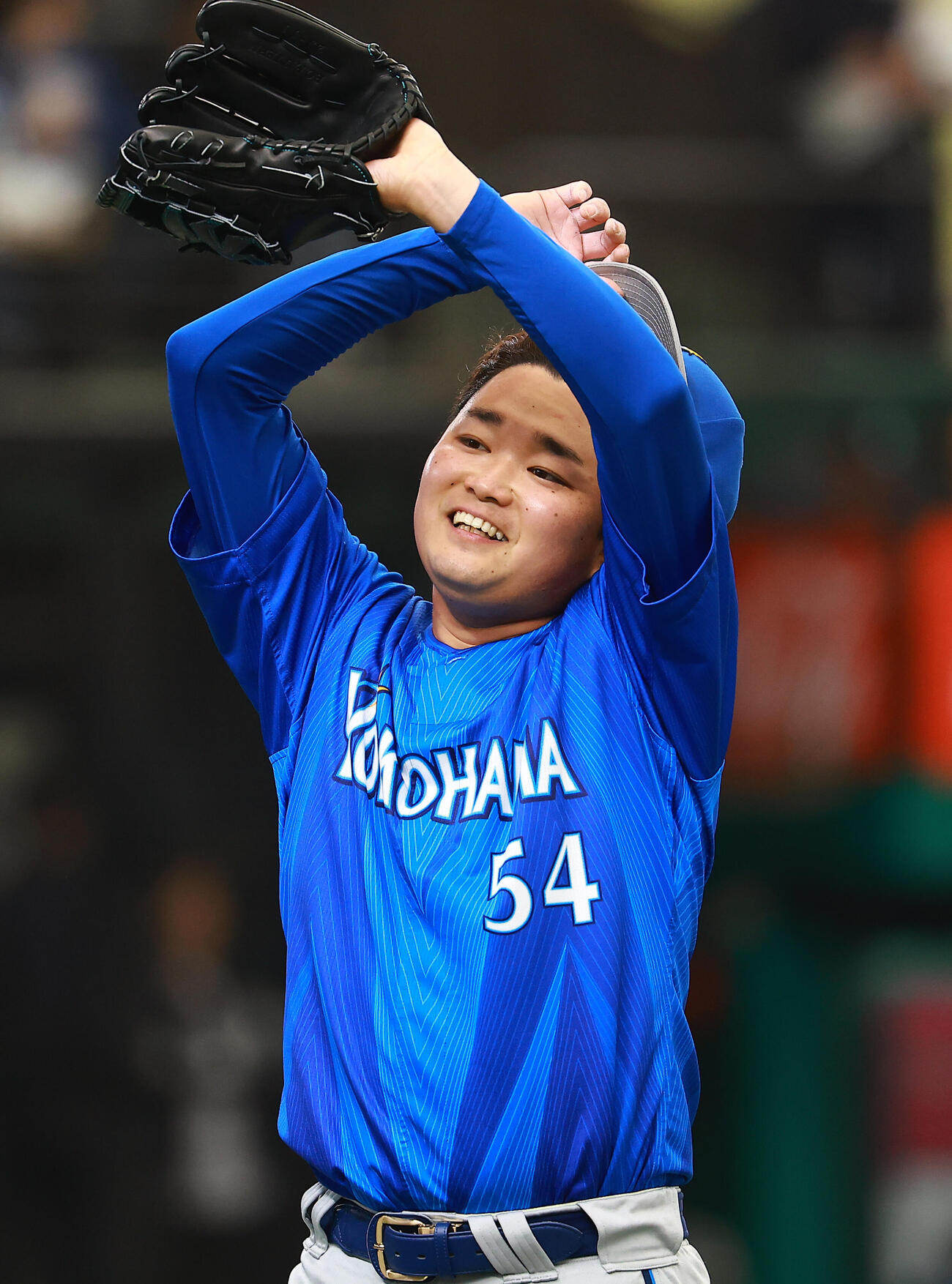 西武対DeNA 4回裏を終え、笑顔でベンチに戻るDeNA石田裕（撮影・野上伸悟）