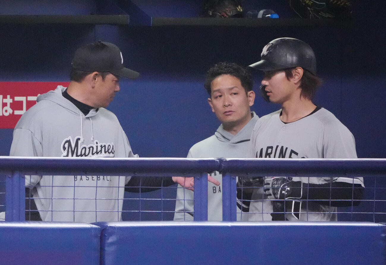 中日対ロッテ　4回表ロッテ2死、藤原（右）はサブロー監督と言葉を交わす（撮影・森本幸一）