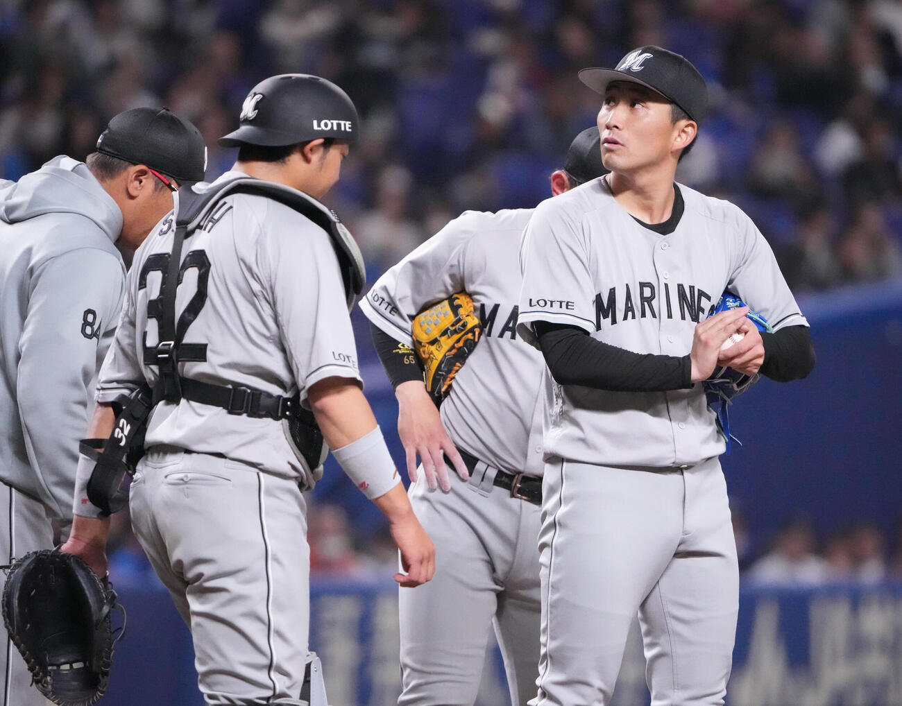 中日対ロッテ　2回裏中日無死満塁、マウンド上の小島（右）のもとに集まるロッテナイン（撮影・森本幸一）