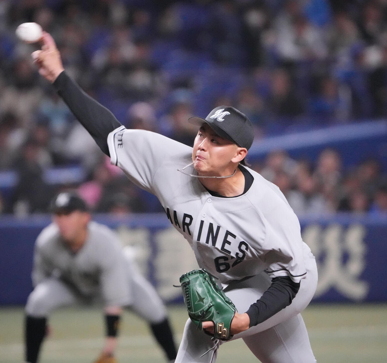 中日対ロッテ　6回裏、ロッテ3番手で登板する坂井（撮影・森本幸一）
