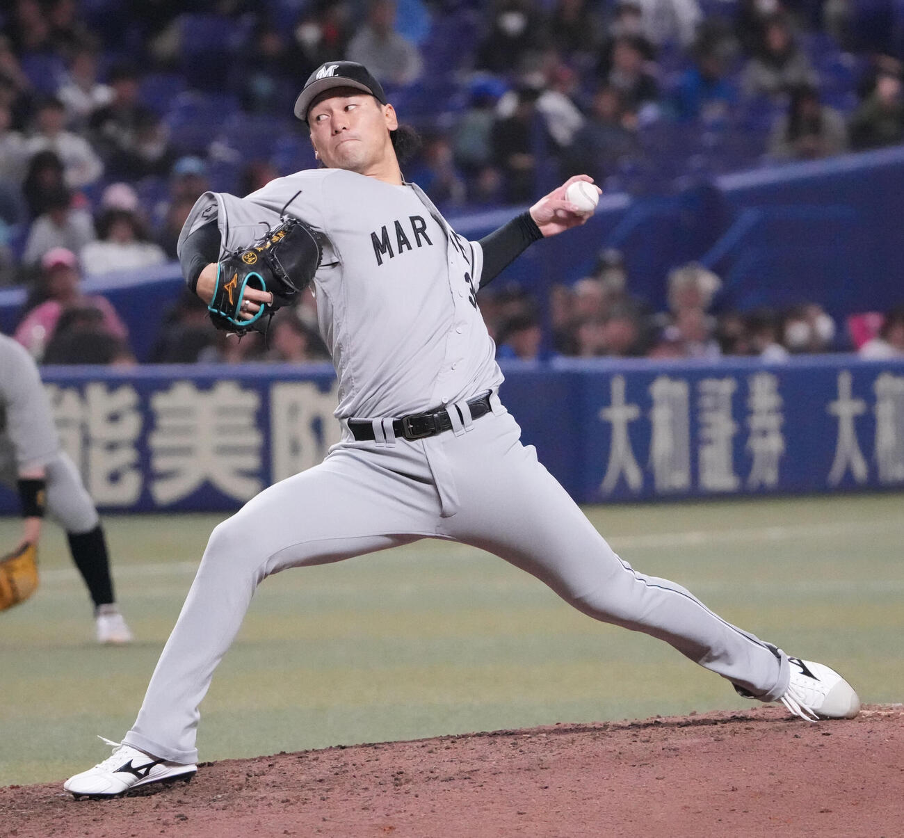 中日対ロッテ　8回裏、ロッテ5番手で登板する高野脩（撮影・森本幸一）