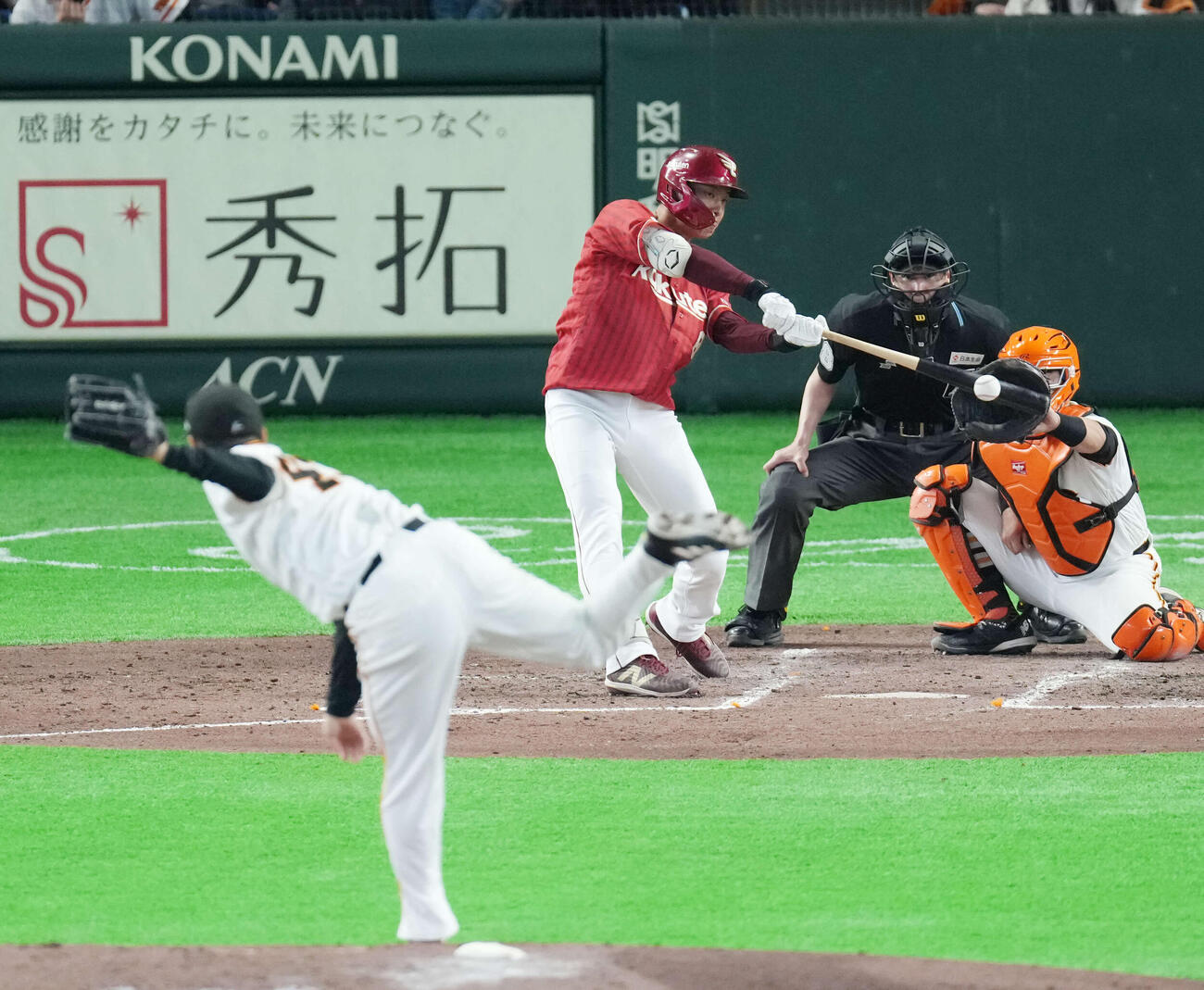 巨人対楽天　4回表楽天1死、左安打を放つ辰己。投手は則本（撮影・増田悦実）