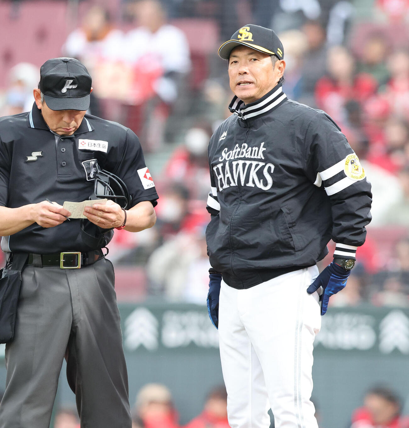 広島対ソフトバンク　審判に選手交代を告げる小久保監督（撮影・梅根麻紀）