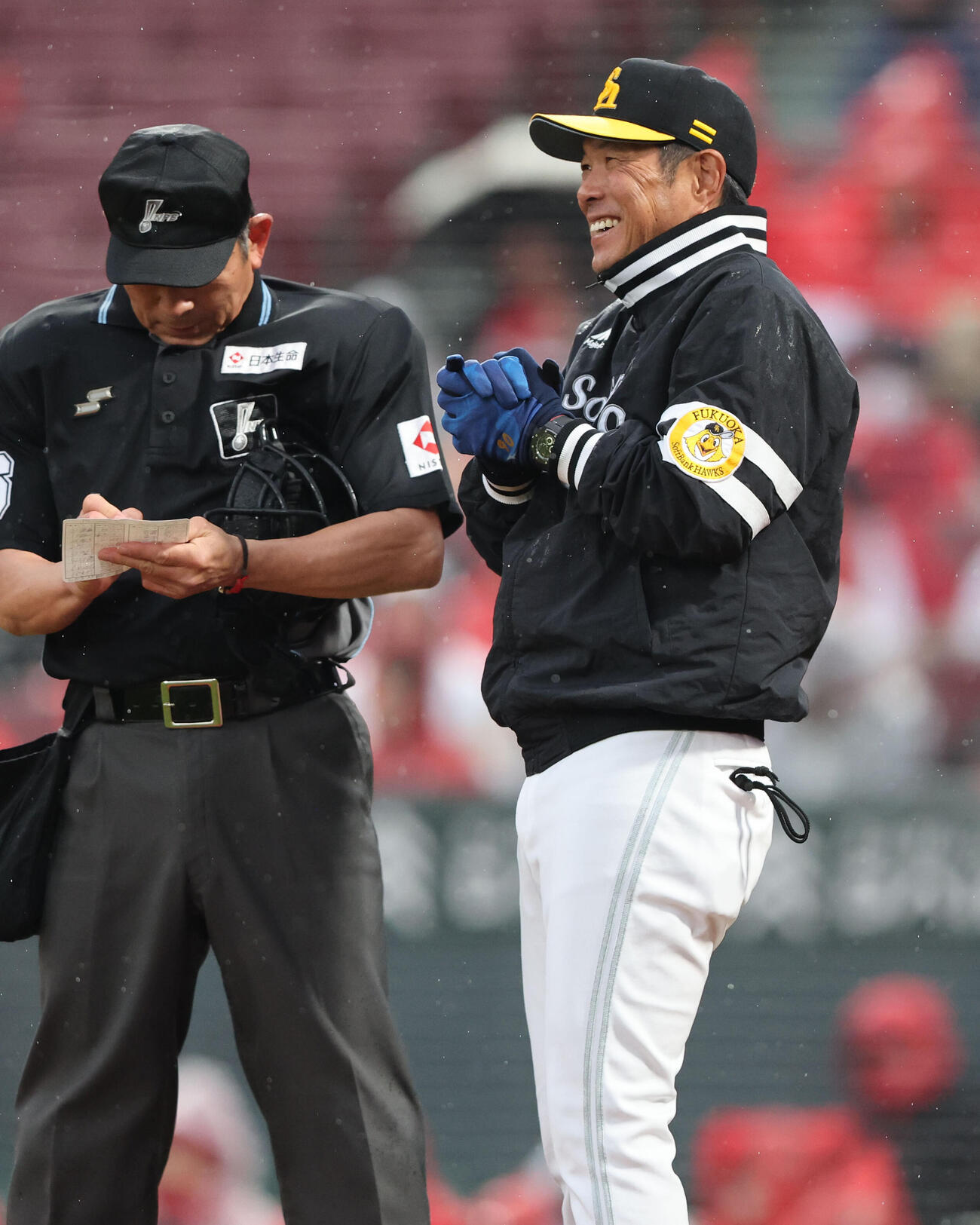 広島対ソフトバンク　審判に選手交代を告げる小久保監督（撮影・梅根麻紀）