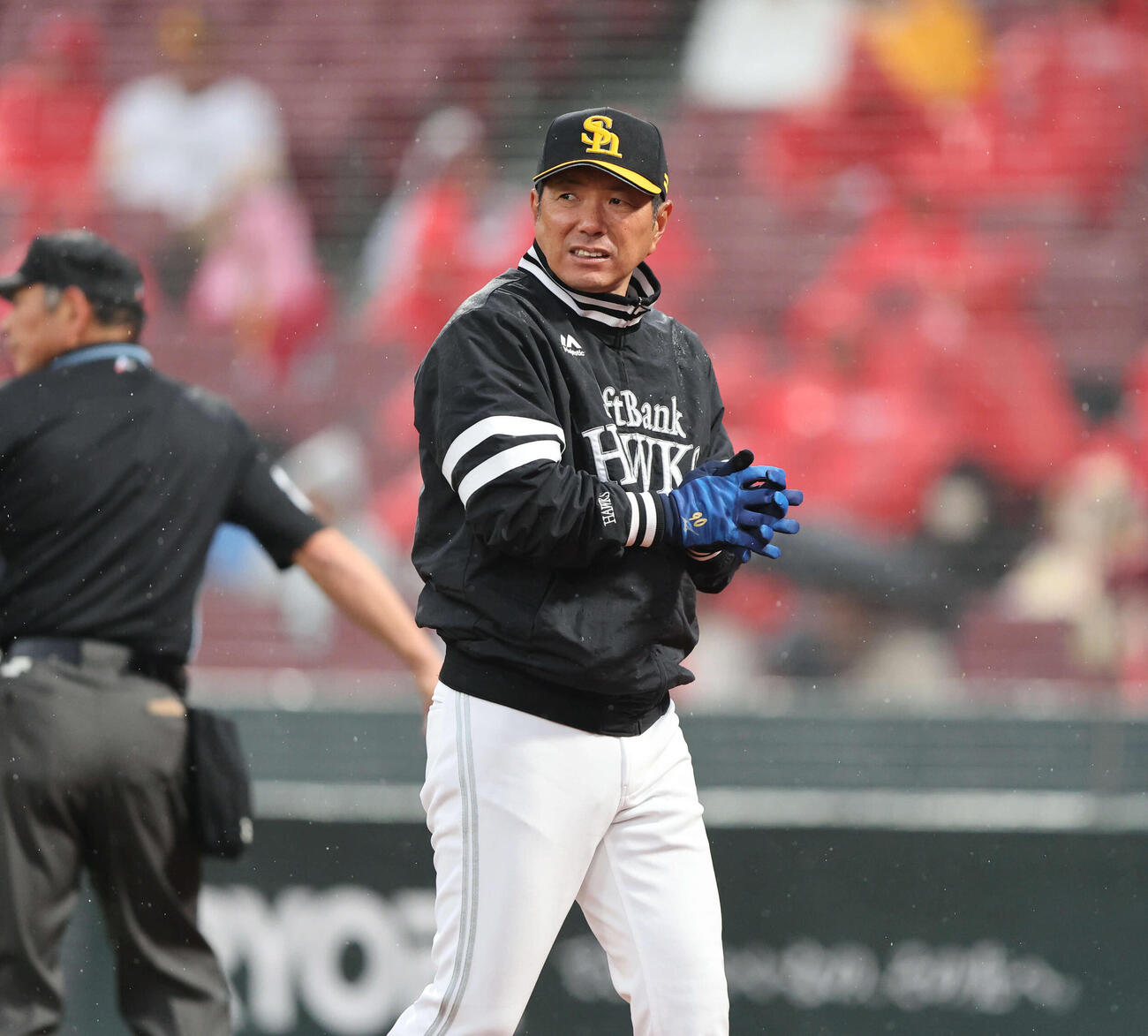 広島対ソフトバンク　審判に選手交代を告げる小久保監督（撮影・梅根麻紀）