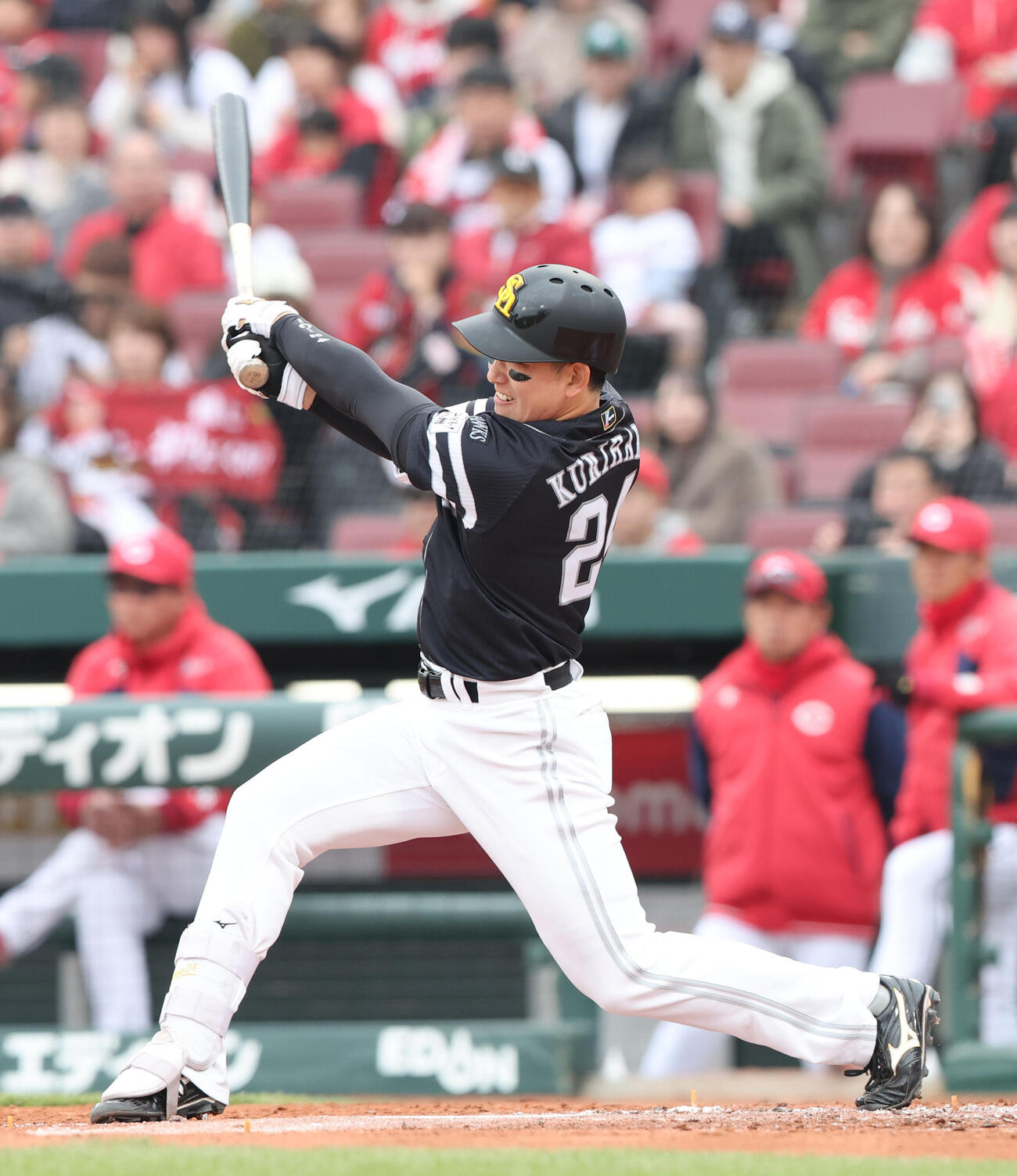 広島対ソフトバンク　2回表ソフトバンク2死二塁、栗原は同点となる中前適時打を放つ（撮影・梅根麻紀）