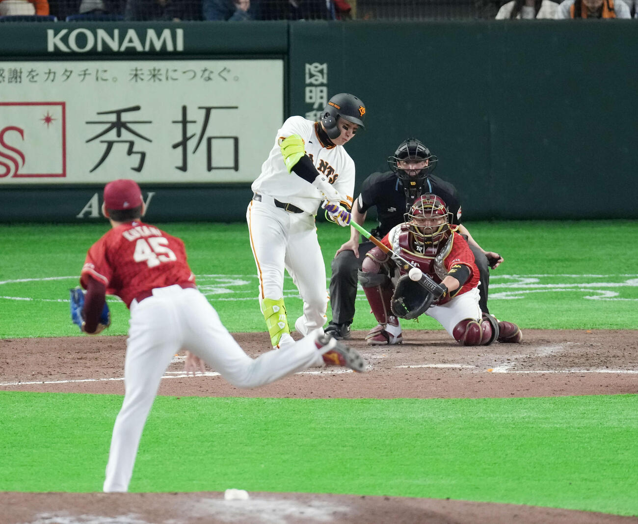巨人対楽天　9回裏巨人2死、右安打を放つ丸。投手は九谷（撮影・増田悦実）