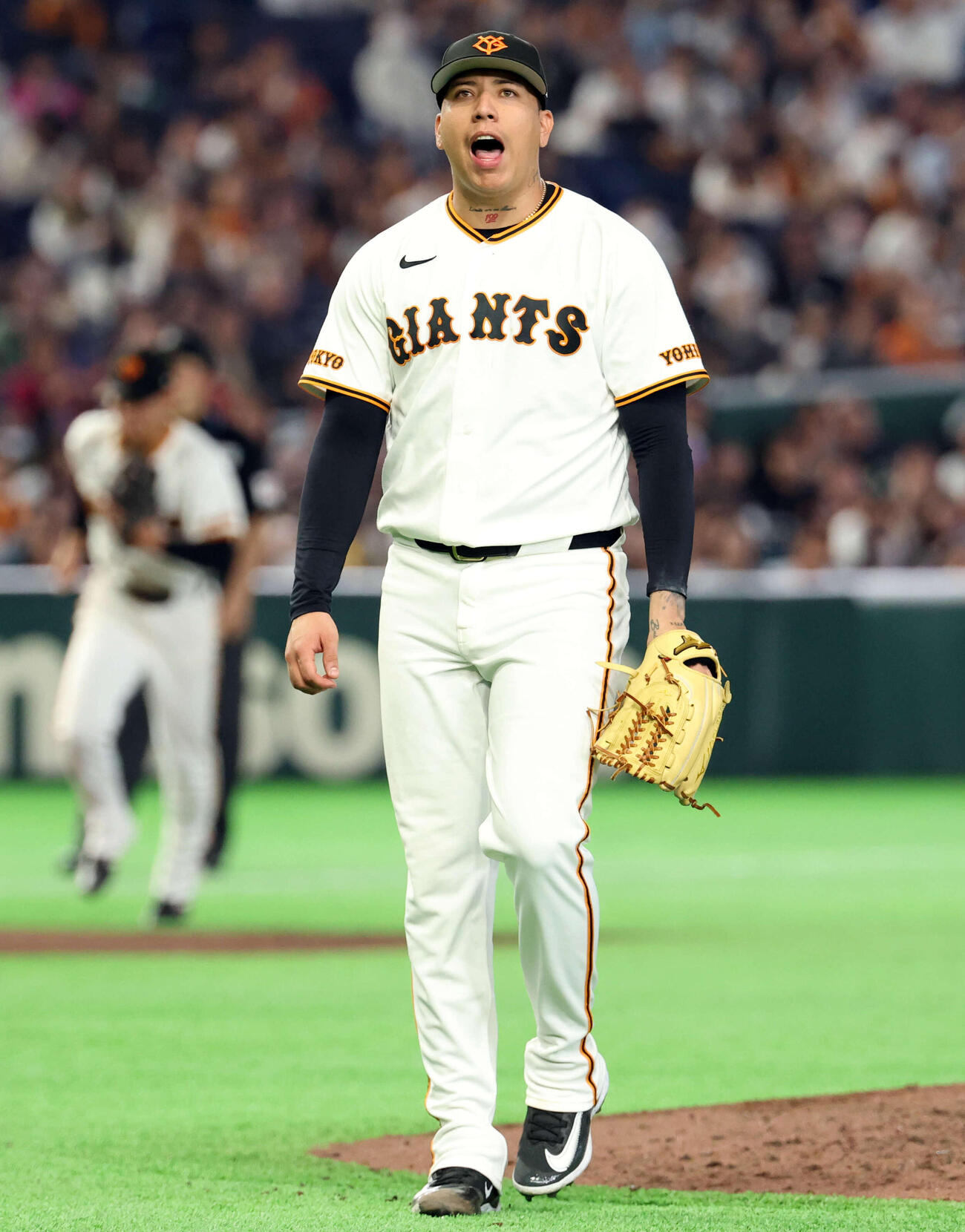 巨人対楽天　9回表楽天の攻撃を抑え雄たけびを上げるマタ（撮影・浅見桂子）