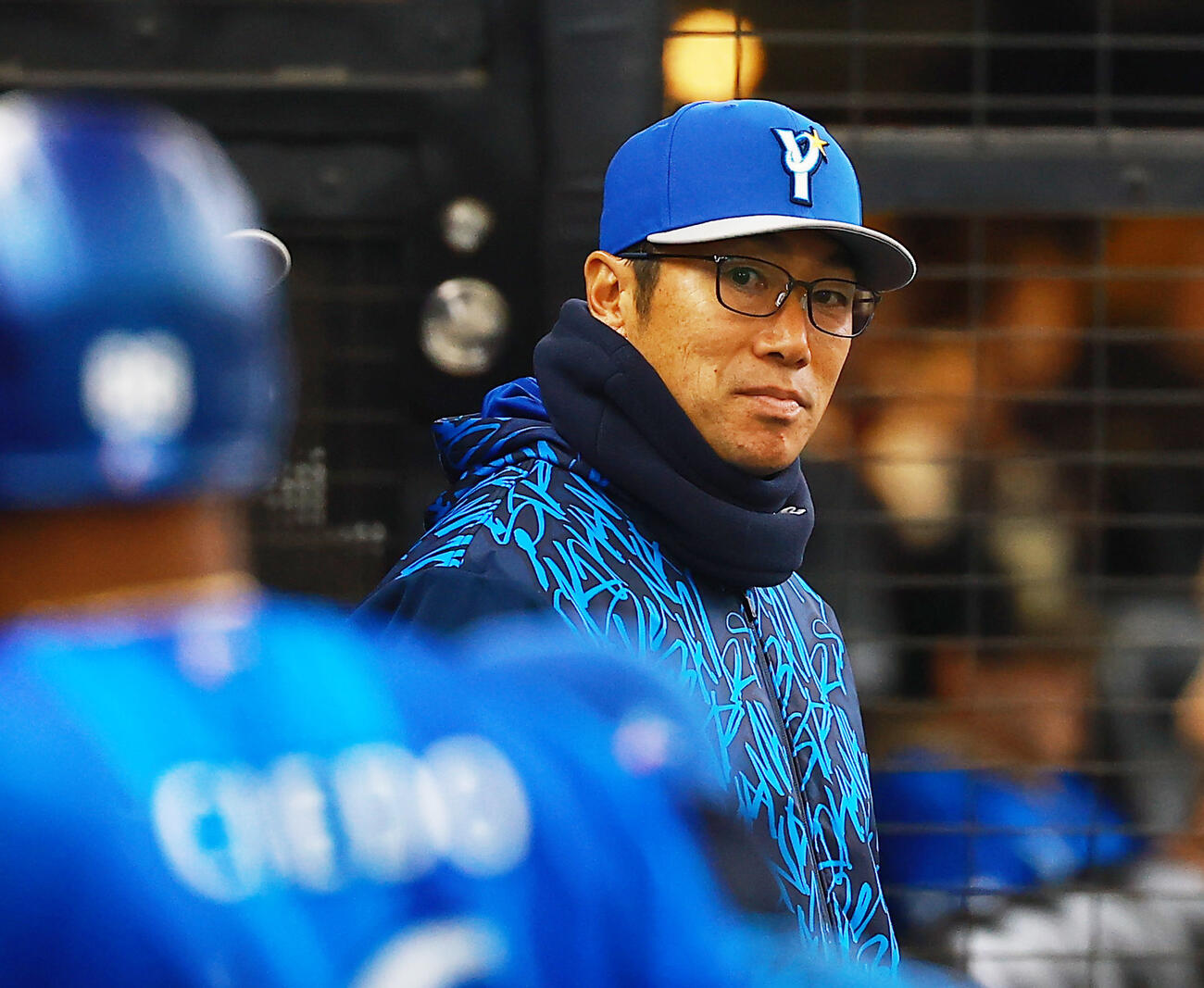西武対DeNA　選手を見つめるDeNA相川監督（撮影・野上伸悟）
