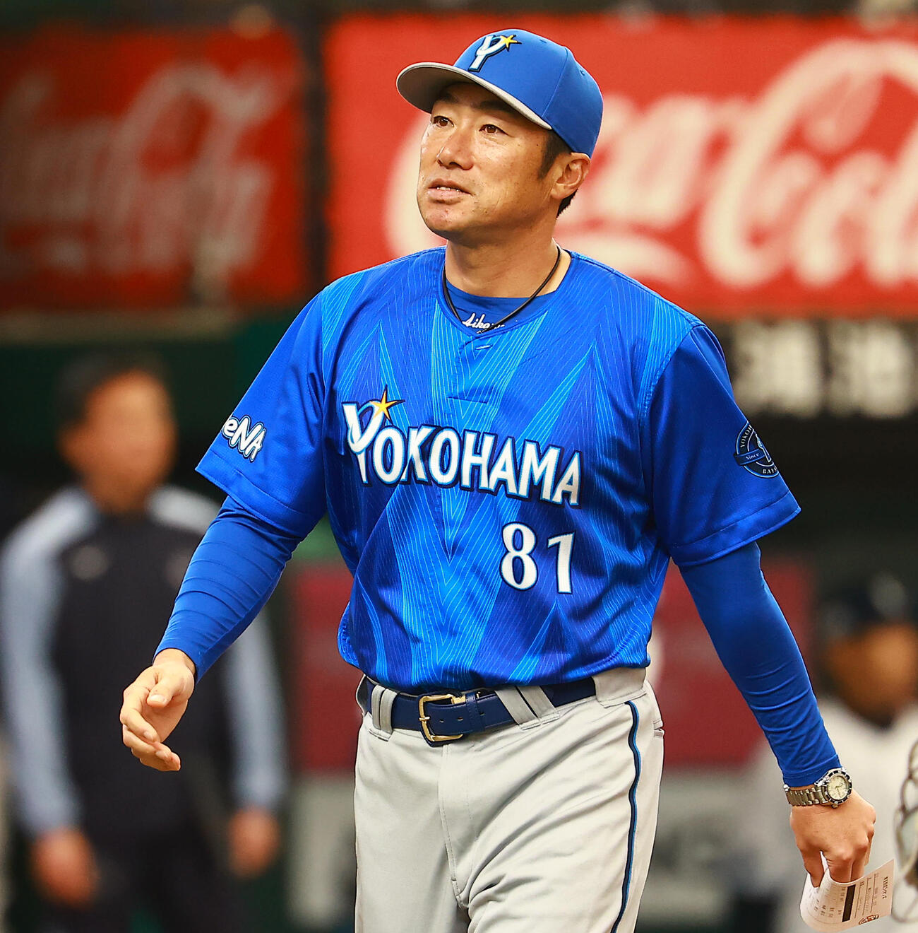 西武対DeNA　メンバー表の最終確認を行うDeNA相川監督　　（撮影・野上伸悟）