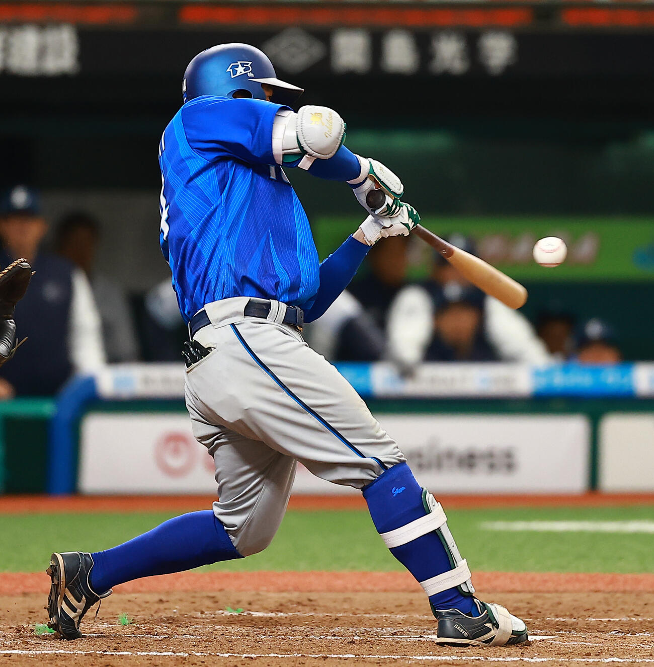 西武対DeNA 7回表DeNA1死満塁、右前2点適時打を放つ石上（撮影・野上伸悟）