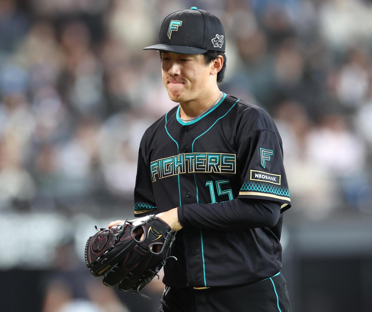 日本ハム対ヤクルト　6回表、失点し渋い表情の北山（撮影・黒川智章）