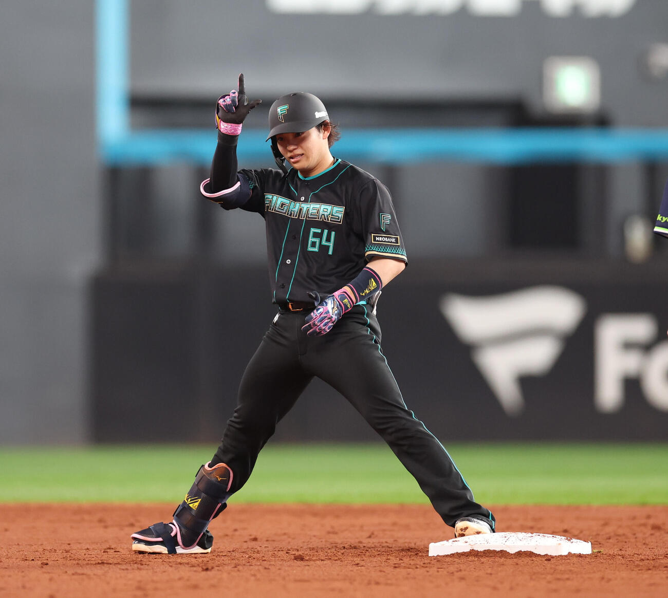 日本ハム対ヤクルト　2回裏日本ハム1死、右翼線に二塁打を放ちポーズをとる田宮（撮影・黒川智章）