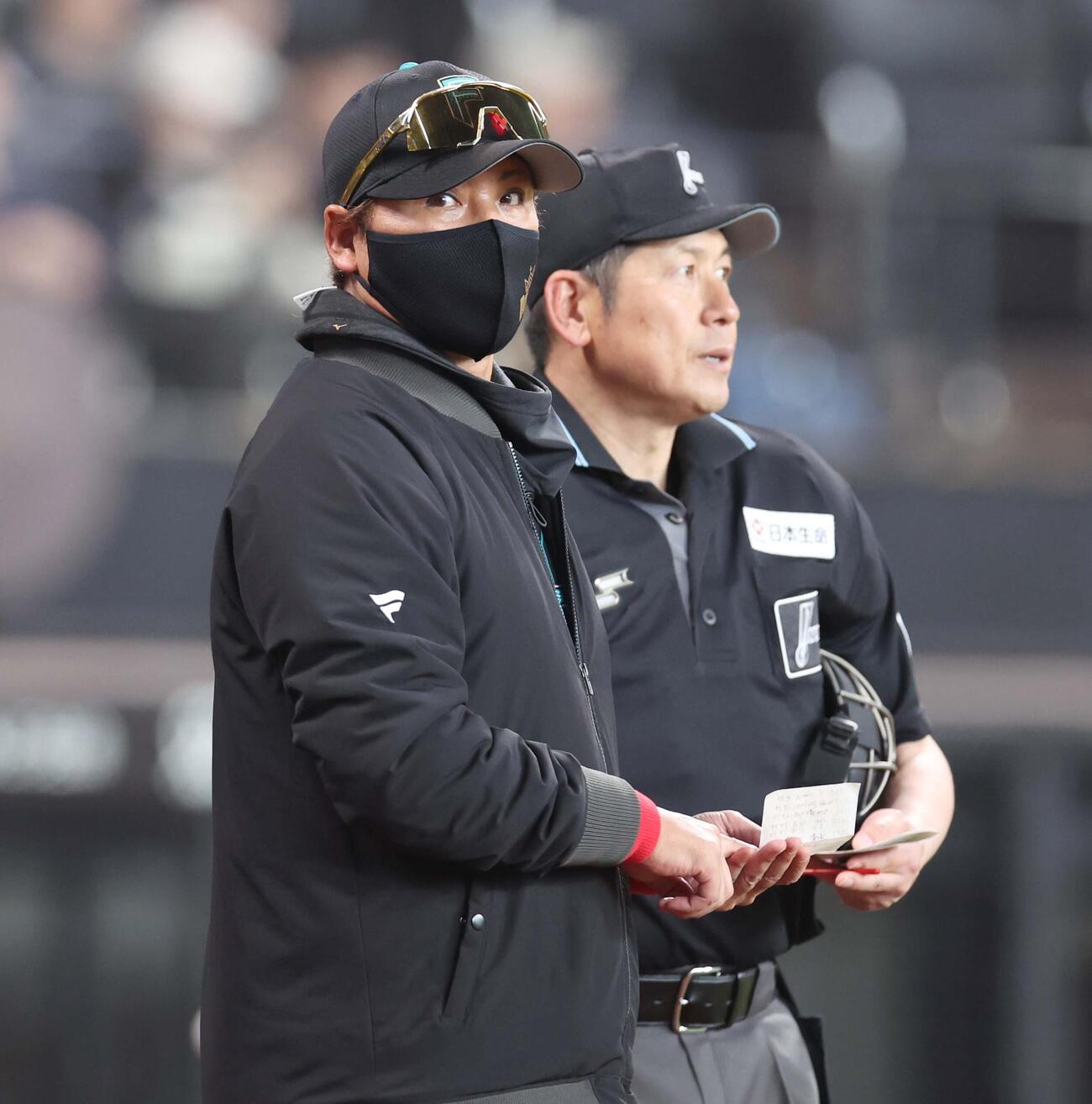 日本ハム対ヤクルト　選手交代を告げる新庄監督（撮影・黒川智章）