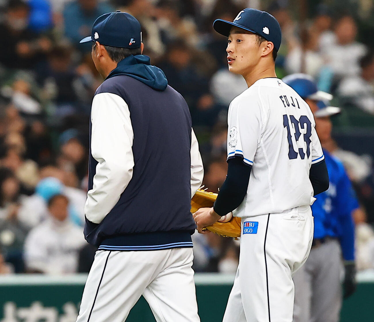 西武対DeNA 7回表DeNA1死二、三塁、降板となる冨士。左は西口監督（2026年3月22日撮影）