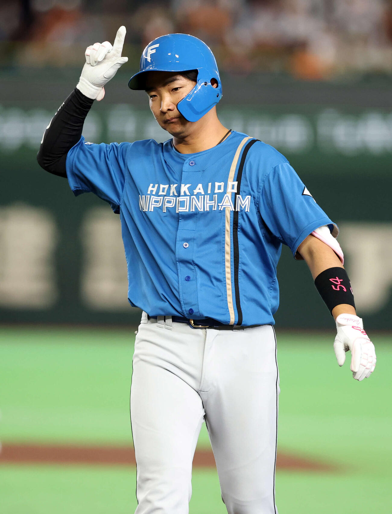巨人対日本ハム　2回表日本ハム無死一塁、左前打を放ちポーズをとる山県（撮影・浅見桂子）