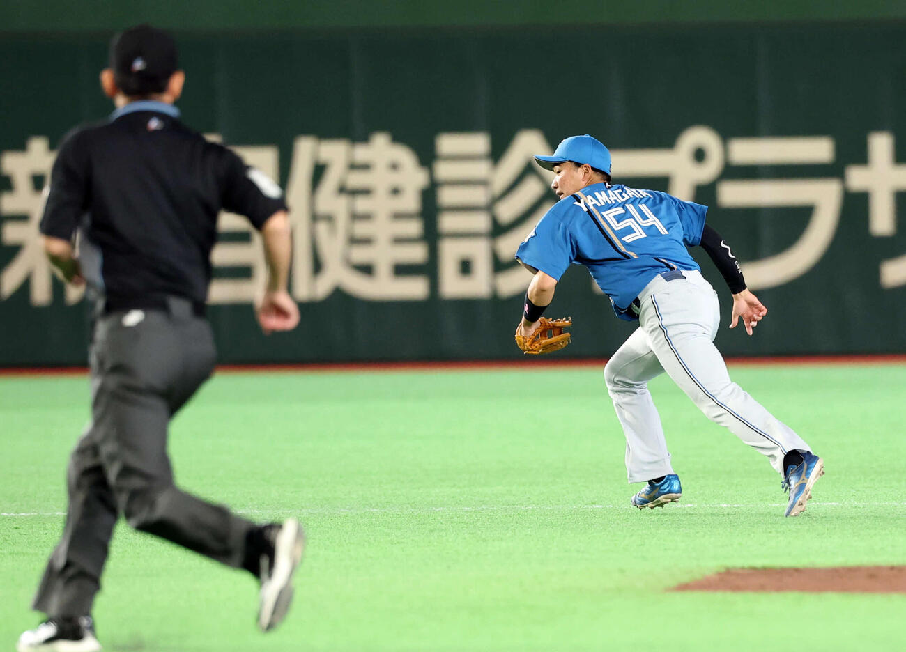 2026年3月、巨人対日本ハム　3回裏巨人2死一、三塁、増田陸の打球で逆をつかれ、ボールを追う山県秀