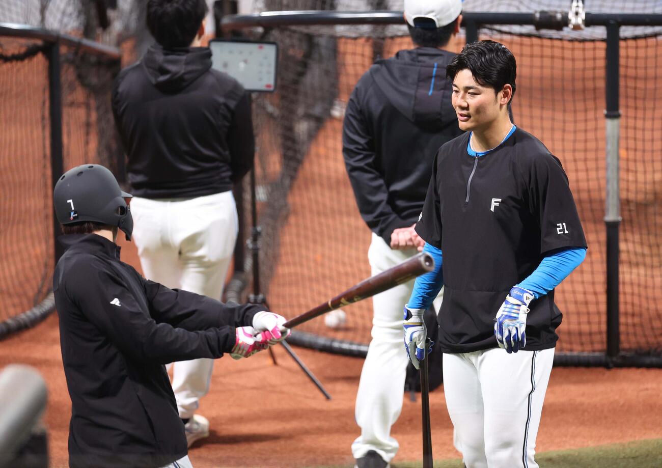 西川（左）と話す日本ハム清宮幸（撮影・黒川智章）