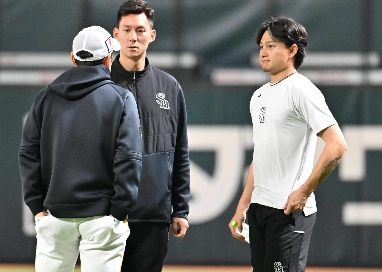 倉野コーチ（左）と話す徐若熙（撮影・林敢治）