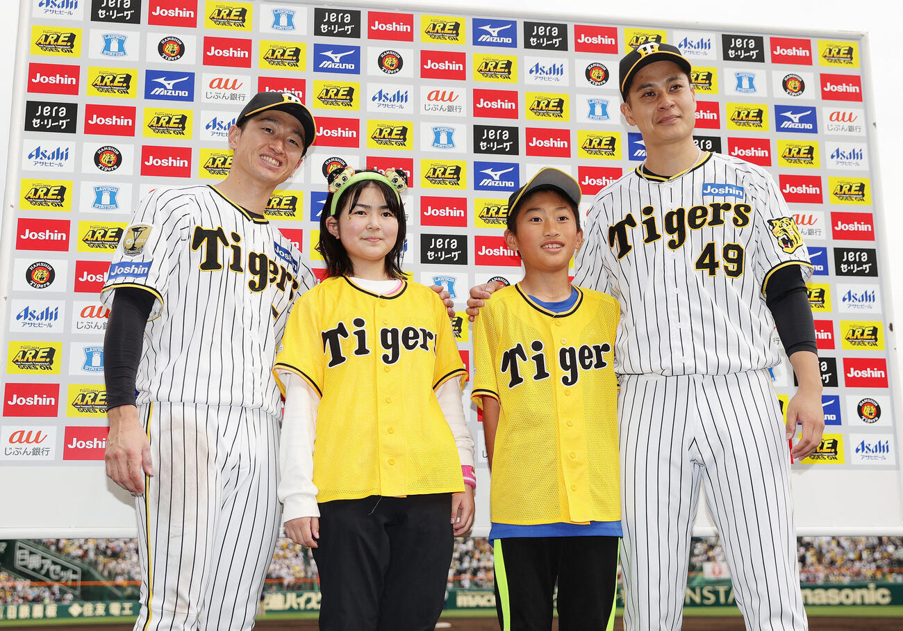 24年4月、阪神対ヤクルト　ヒーローインタビューで質問した子どもたちと終え笑顔で写真に納まる阪神近本（左）と大竹