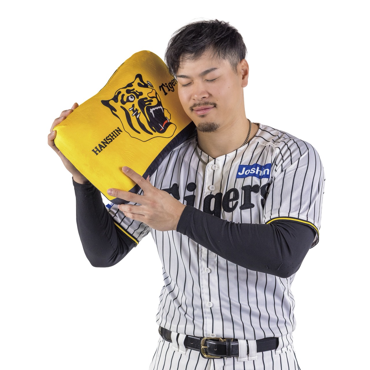 低反発まくらを持つ阪神佐藤輝明（球団提供）