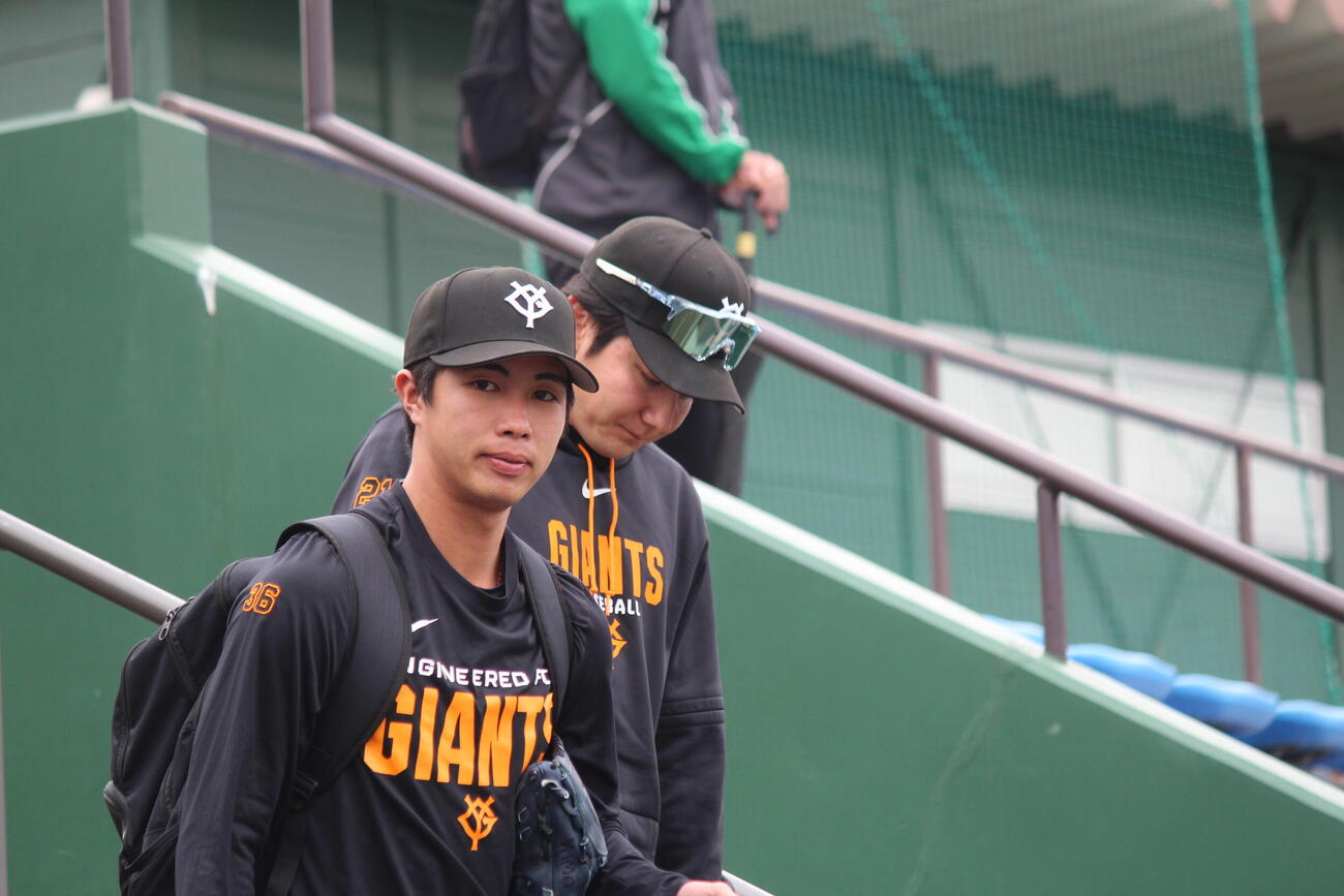 2人そろってグラウンドに向かう山城（左）と竹丸