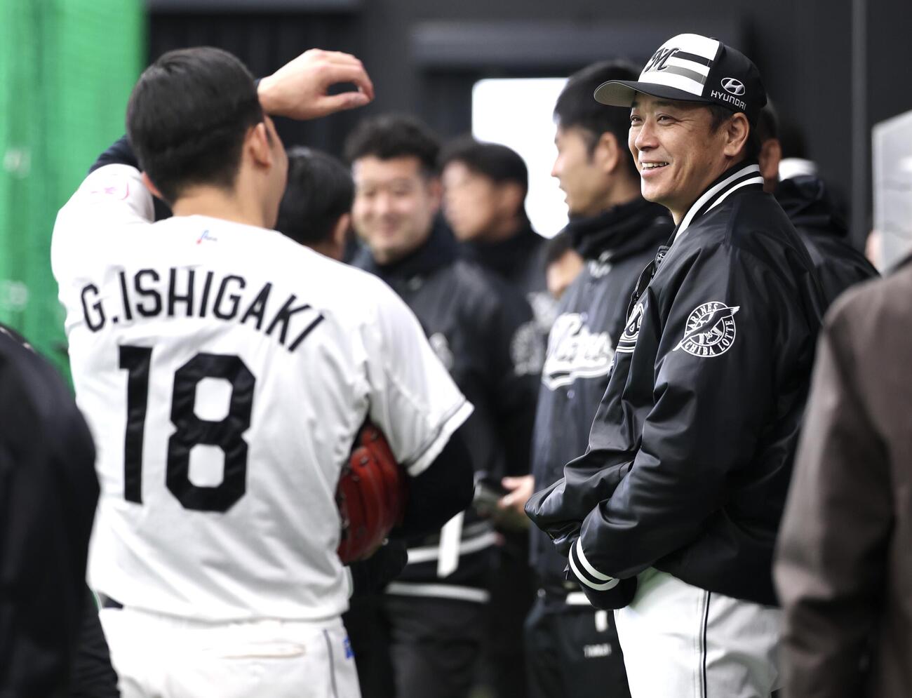 ブルペンでの投球を終えたロッテ石垣元気（左）に笑顔で声をかけるサブロー監督（2026年2月撮影）
