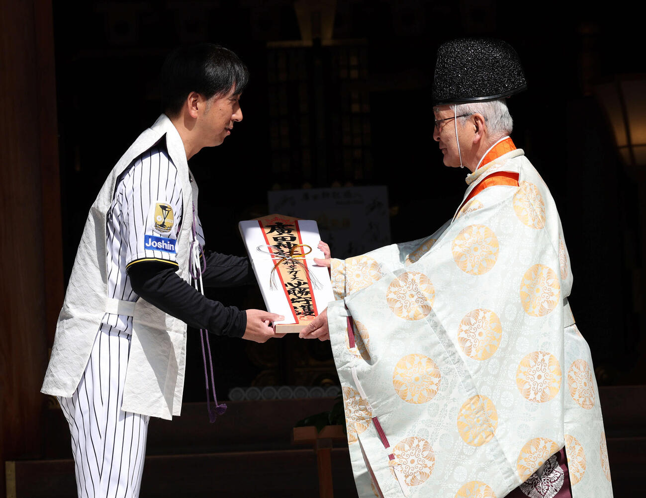 広田神社に参拝し、宮司の西井璋宮司からお札を受け取る阪神藤川監督（撮影・西尾就之）