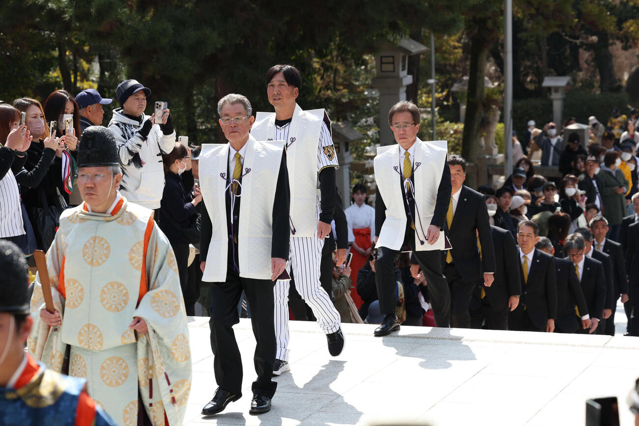 ファンが見守る前、必勝祈願に向かう（左から）阪神秦オーナー、藤川監督、粟井球団社長（撮影・西尾就之）