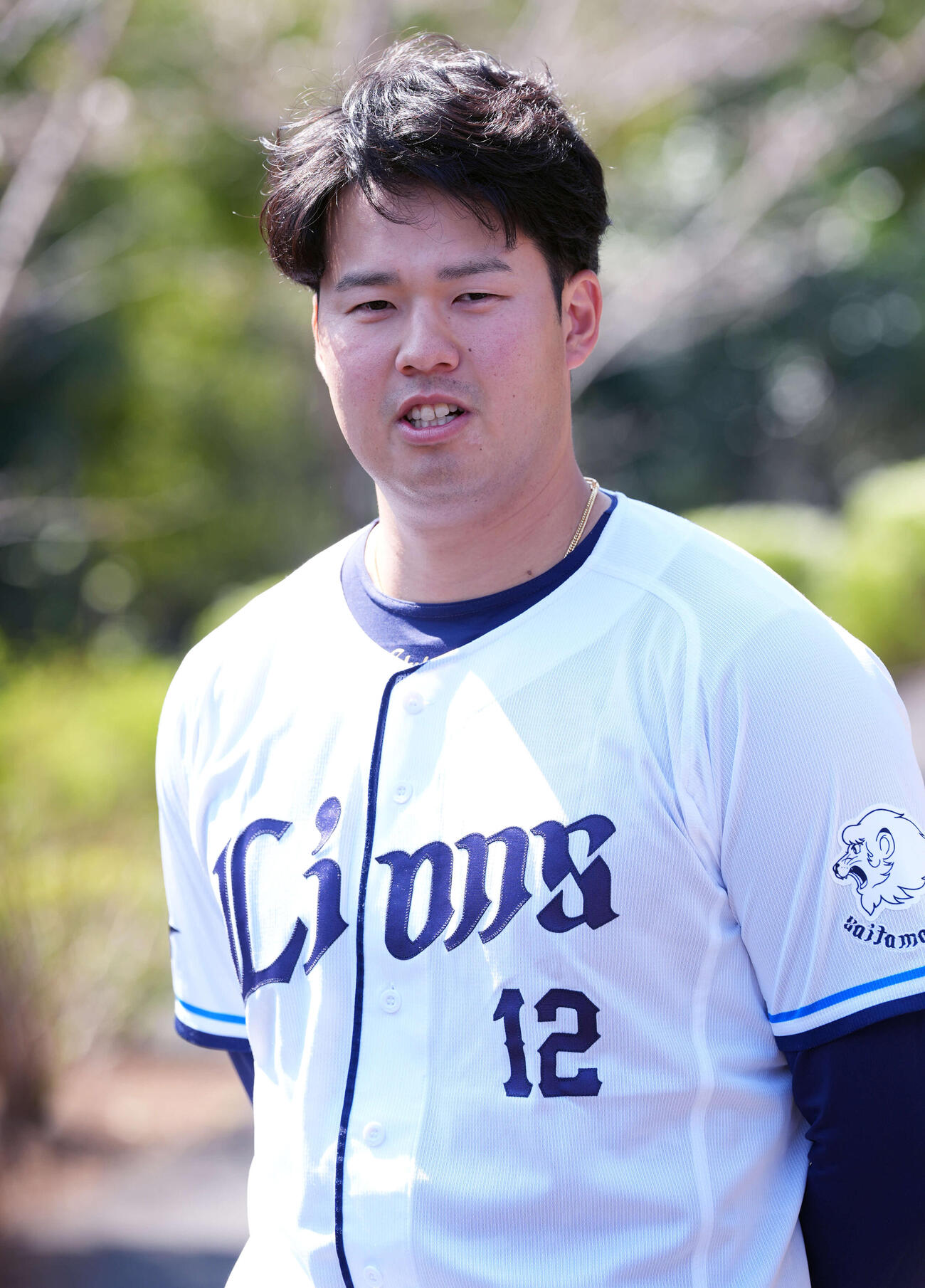 囲み取材に応じる渡辺（撮影・小島史椰）
