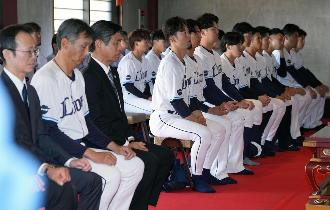 狭山不動尊で必勝祈願を行う西武の選手たち（撮影・小島史椰）