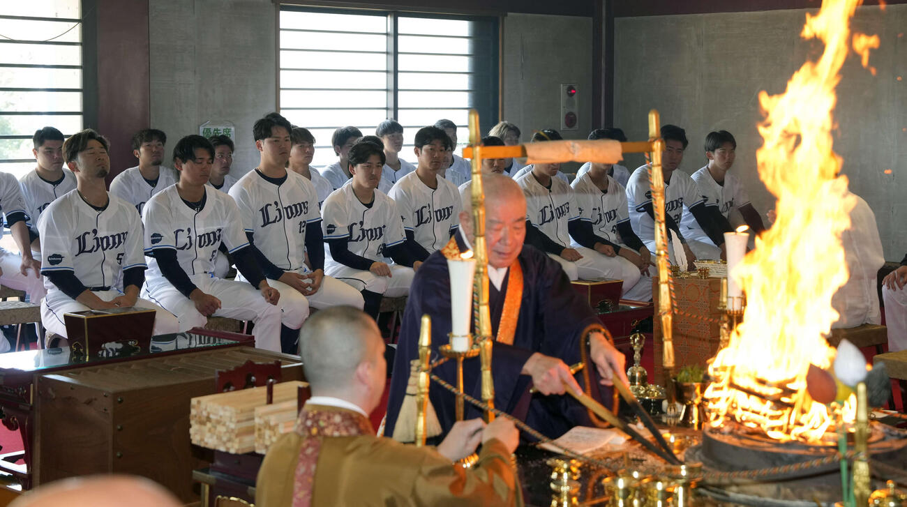 狭山不動尊で必勝祈願を行う西武の選手たち（撮影・小島史椰）