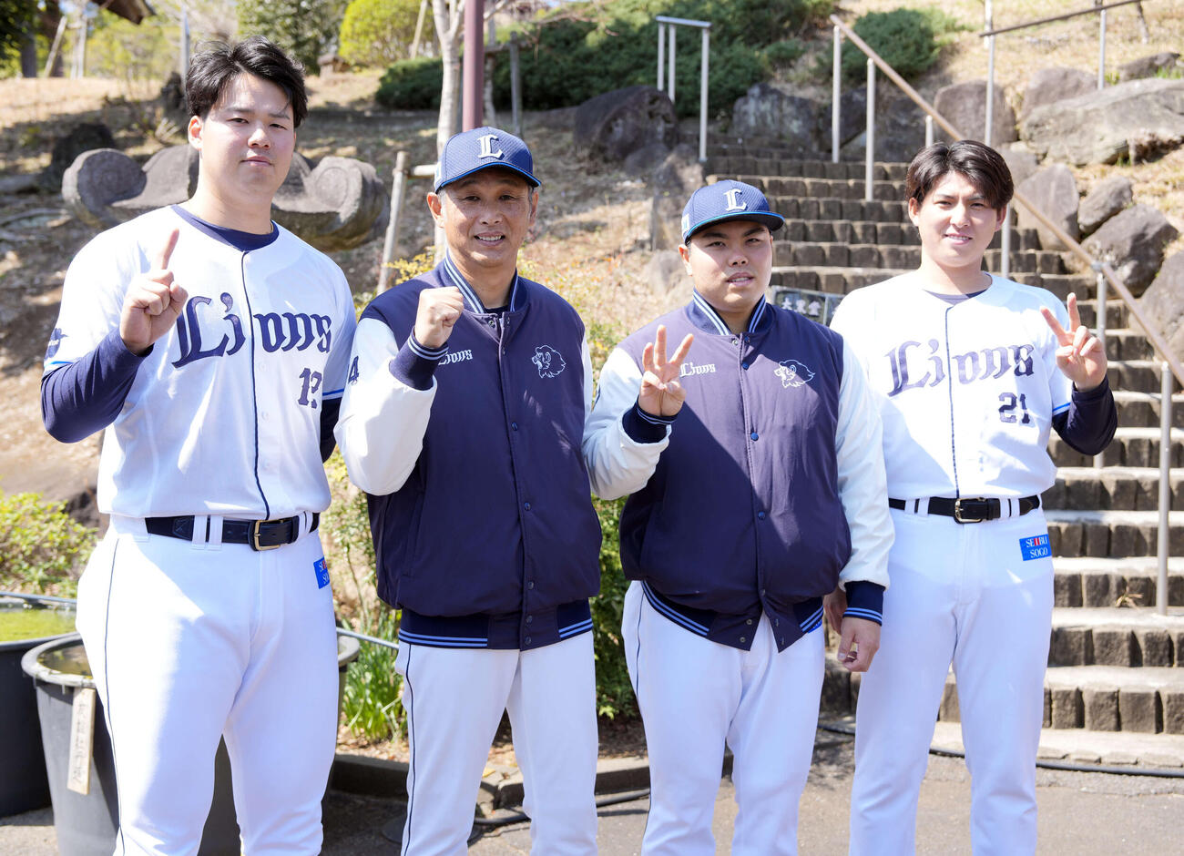 記念撮影を行う、左から開幕投手の渡辺、西口監督、開幕3戦目投手の平良、開幕2戦目投手の武内（撮影・小島史椰）
