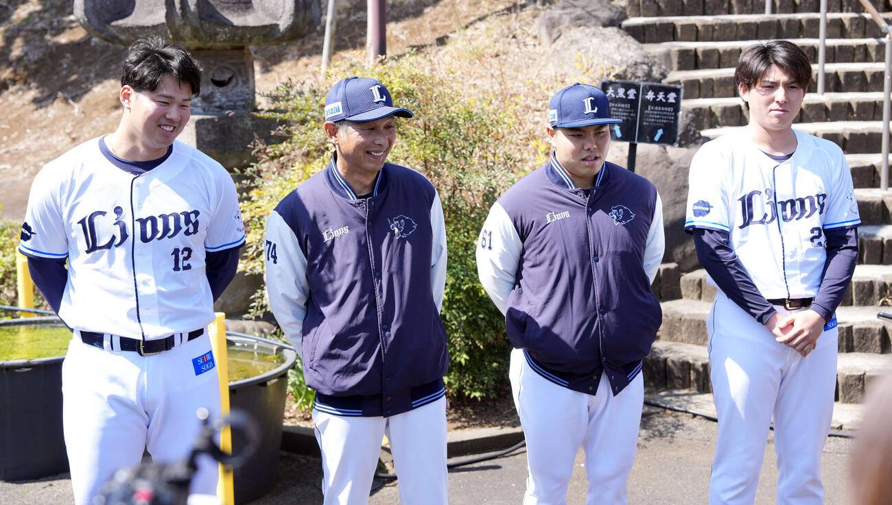 記念撮影を行う、左から開幕投手の渡辺、西口監督、開幕3戦目投手の平良、開幕2戦目投手の武内（撮影・小島史椰）