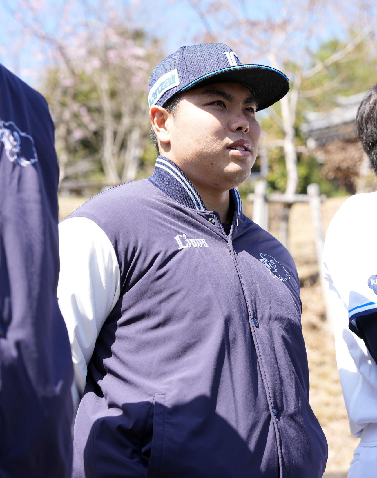 囲み取材に応じる開幕3戦目投手の平良（撮影・小島史椰）