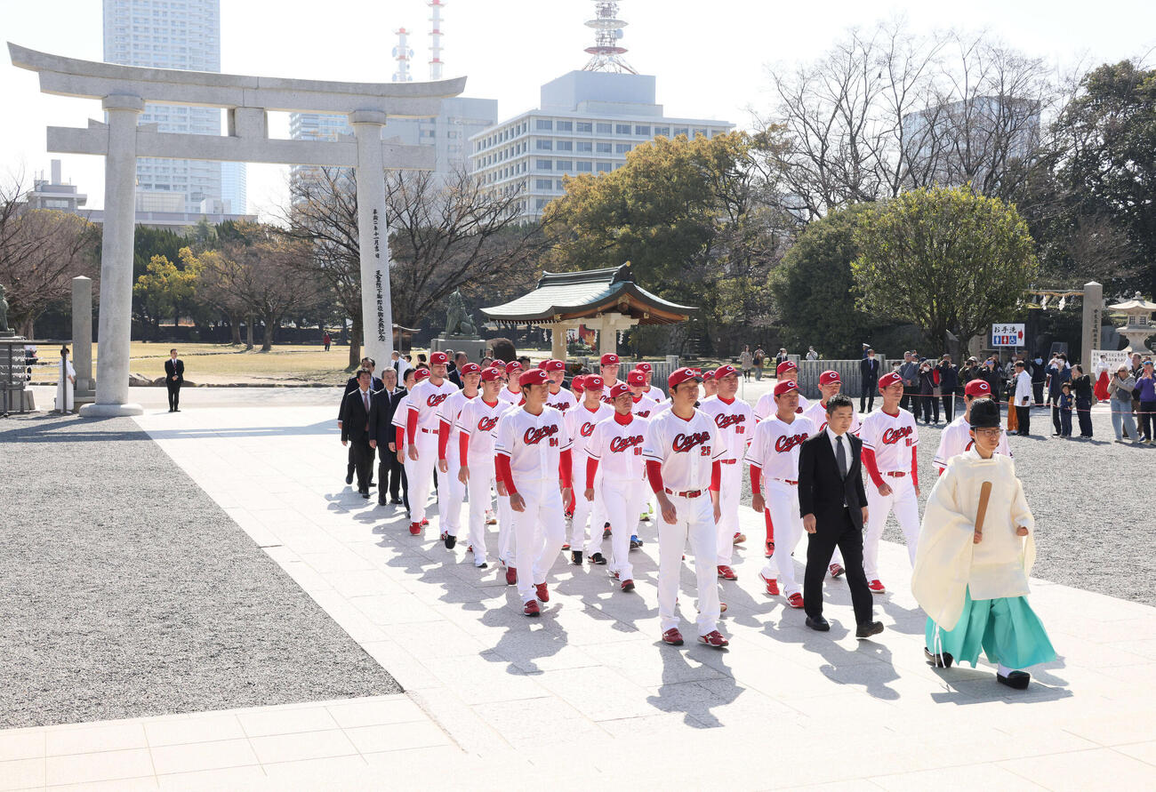 必勝祈願のため、広島護国神社を参拝する広島新井監督（前列中央）ら（撮影・加藤孝規）