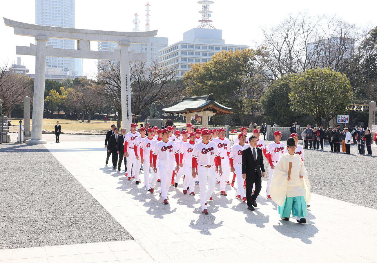 必勝祈願のため、広島護国神社を参拝する広島新井監督（前列中央）ら（撮影・加藤孝規）