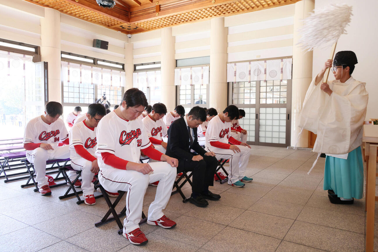 必勝祈願する広島新井監督（前列左）ら（撮影・加藤孝規）